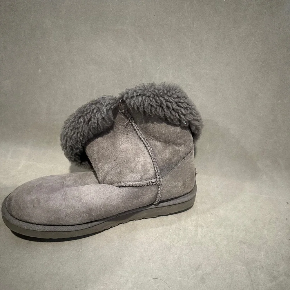 UGG Australia Grey Suede Shearling Cuff Boots Womens 8 Grey F19013G Winter Boot
